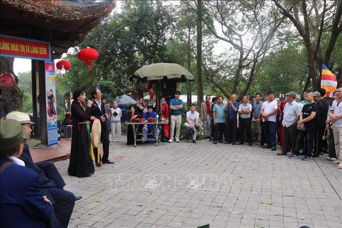 Đông đảo du khách đến Hội Lim nghe Quan họ. Ảnh: Thanh Thương - TTXVN