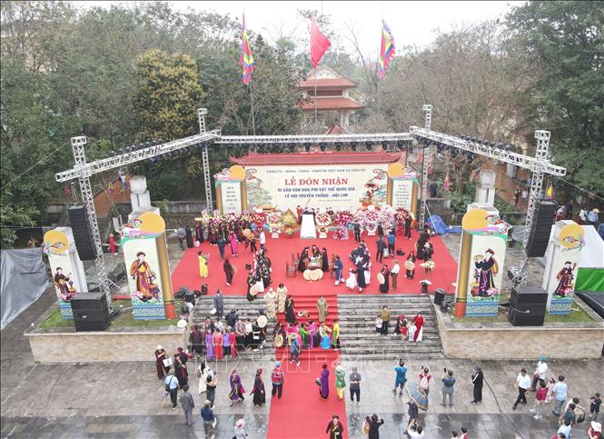 Đông đảo du khách đến Hội Lim nghe Quan họ. Ảnh: Thanh Thương - TTXVN