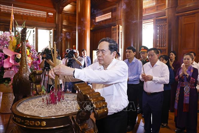 Chủ tịch Quốc hội Trần Thanh Mẫn dâng hoa, dâng hương tưởng nhớ Chủ tịch Hồ Chí Minh tại Khu Di tích quốc gia đặc biệt Kim Liên. Ảnh: Doãn Tấn - TTXVN