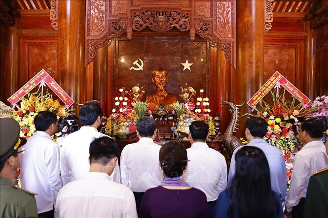Chủ tịch Quốc hội Trần Thanh Mẫn dâng hoa, dâng hương tưởng nhớ Chủ tịch Hồ Chí Minh tại Khu Di tích quốc gia đặc biệt Kim Liên. Ảnh: Doãn Tấn - TTXVN