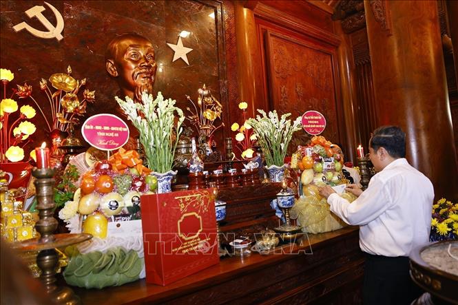Chủ tịch Quốc hội Trần Thanh Mẫn dâng hoa, dâng hương tưởng nhớ Chủ tịch Hồ Chí Minh tại Khu Di tích quốc gia đặc biệt Kim Liên. Ảnh: Doãn Tấn - TTXVN