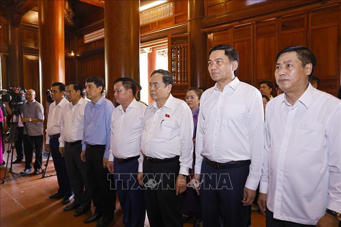 Chủ tịch Quốc hội Trần Thanh Mẫn tưởng nhớ Chủ tịch Hồ Chí Minh tại Khu Di tích quốc gia đặc biệt Kim Liên. Ảnh: Doãn Tấn - TTXVN