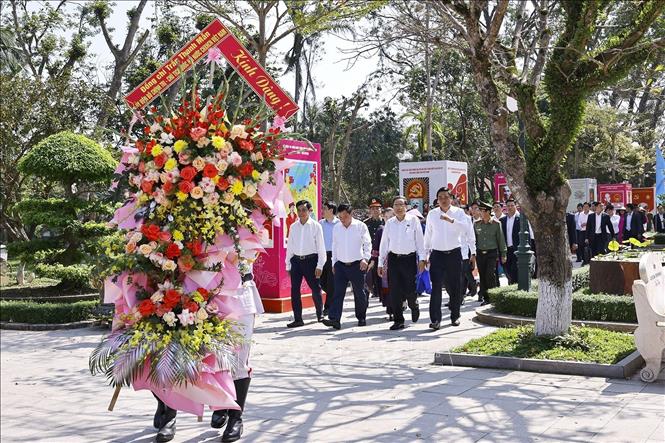 Chủ tịch Quốc hội Trần Thanh Mẫn và đoàn công tác đến dâng hoa, dâng hương tưởng nhớ Chủ tịch Hồ Chí Minh tại Khu Di tích quốc gia đặc biệt Kim Liên. Ảnh: Doãn Tấn - TTXVN