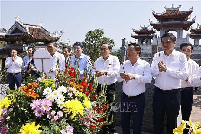 Chủ tịch Quốc hội Trần Thanh Mẫn dâng hoa, dâng hương tưởng nhớ Chủ tịch Hồ Chí Minh tại Đền Chung Sơn - Đền thờ Gia tiên Bác Hồ. Ảnh: Doãn Tấn - TTXVN