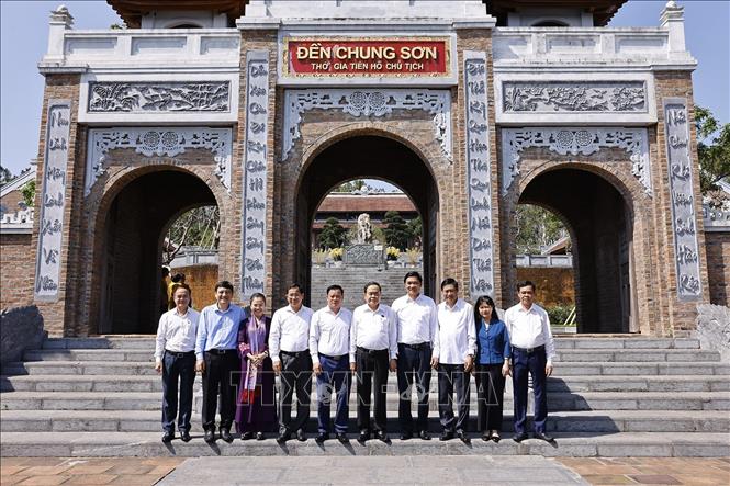 Chủ tịch Quốc hội Trần Thanh Mẫn và đoàn công tác tại Đền Chung Sơn - Đền thờ Gia tiên Bác Hồ. Ảnh: Doãn Tấn - TTXVN