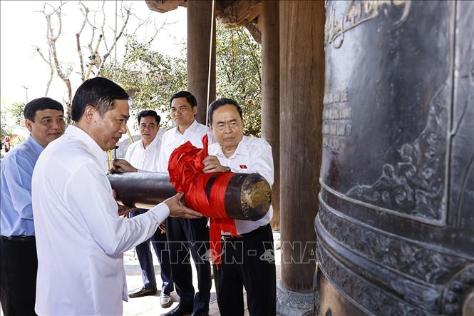 Chủ tịch Quốc hội Trần Thanh Mẫn thỉnh chuông tại Đền Chung Sơn - Đền thờ Gia tiên Bác Hồ. Ảnh: Doãn Tấn - TTXVN