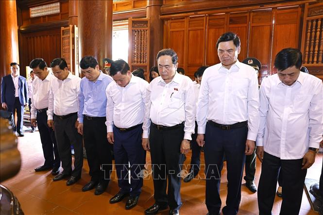Chủ tịch Quốc hội Trần Thanh Mẫn và đoàn công tác thành kính tưởng nhớ Chủ tịch Hồ Chí Minh tại Khu Di tích quốc gia đặc biệt Kim Liên. Ảnh: Doãn Tấn - TTXVN