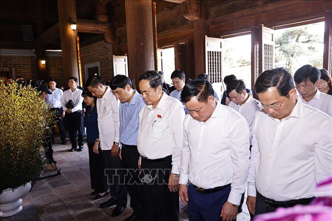 Chủ tịch Quốc hội Trần Thanh Mẫn và đoàn công tác thành kính tưởng nhớ Chủ tịch Hồ Chí Minh tại Đền Chung Sơn - Đền thờ Gia tiên Bác Hồ. Ảnh: Doãn Tấn - TTXVN