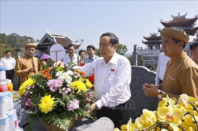 Chủ tịch Quốc hội Trần Thanh Mẫn dâng hoa tưởng nhớ Chủ tịch Hồ Chí Minh tại Đền Chung Sơn - Đền thờ Gia tiên Bác Hồ. Ảnh: Doãn Tấn - TTXVN