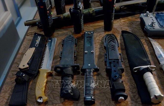 Lực lượng chức năng Cuba thu giữ nhiều dao găm. Ảnh: TTXVN phát