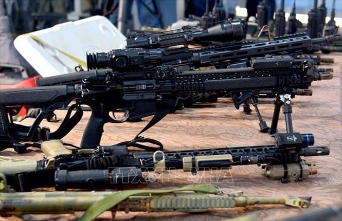 Lực lượng chức năng Cuba thu giữ súng bắn tỉa. Ảnh: TTXVN phát