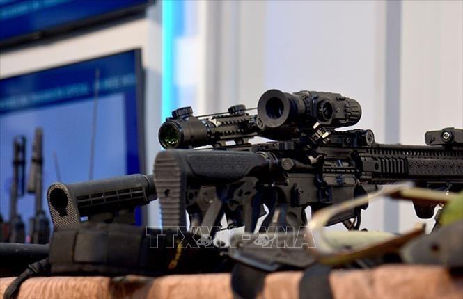 Lực lượng chức năng Cuba thu giữ súng bắn tỉa. Ảnh: TTXVN phát