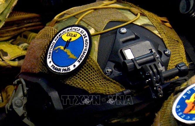 Lực lượng chức năng Cuba thu giữ mũ gắn thiệt bị quan sát ban đêm. Ảnh: TTXVN phát