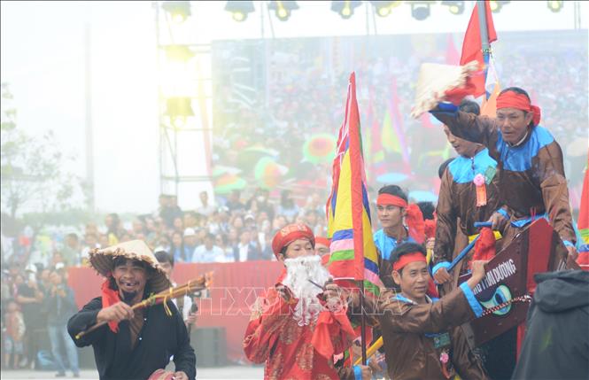 Performing a ritual of setting sail during the festival. VNA Photo: Văn Dũng