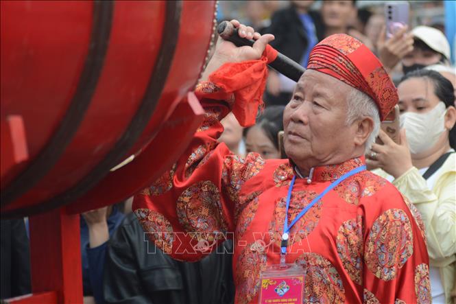 Beating drum to begin the festival. VNA Photo: Văn Dũng