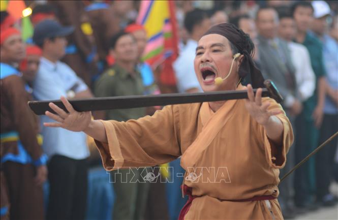 Performing a traditional prayer song at the festival. VNA Photo: Văn Dũng
