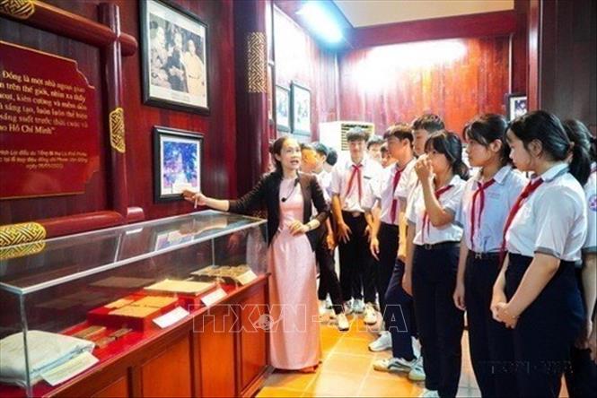 Hướng tới kỷ niệm 120 năm Ngày sinh của cố Thủ tướng Phạm Văn Đồng (1/3/1906 - 1/3/2026), tỉnh Quảng Ngãi đã nâng cấp, chỉnh trang Khu lưu niệm Thủ tướng Phạm Văn Đồng tại xã Mộ Đức, đưa nơi đây trở thành một trung tâm giáo dục truyền thống và du lịch văn hóa - lịch sử tầm cỡ quốc gia. Trong ảnh: Học sinh nghe thuyết minh về cuộc đời, sự nghiệp cố Thủ tướng Phạm Văn Đồng thông qua các hiện vật tại Khu lưu niệm. Ảnh: Đinh Hương - TTXVN