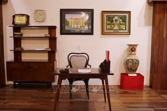 Những đồ dùng tại phòng làm việc của Thủ tướng Phạm Văn Đồng được trưng bày tại khu lưu niệm. Ảnh: Phạm Cường - TTXVN