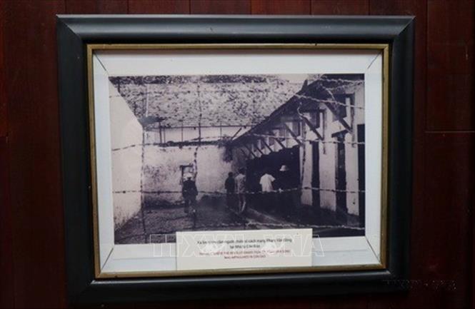 Bức ảnh xà lim, nơi giam giữ người chiến sĩ yêu nước Phạm Văn Đồng tại Côn Đảo, được trưng bày tại khu lưu niệm. Ảnh: Phạm Cường - TTXVN