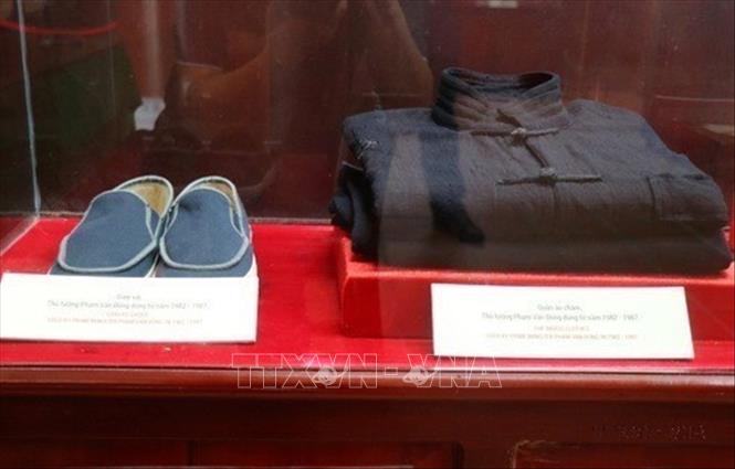 Giày vải và áo chàm của Thủ tướng Phạm Văn Đồng được trưng bày tại khu lưu niệm. Ảnh: Phạm Cường - TTXVN