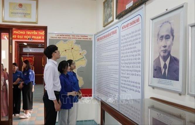 Sinh viên Trường Đại học Phạm Văn Đồng tìm hiểu truyền thống nhà trường tại phòng truyền thống. Ảnh: Phạm Cường - TTXVN