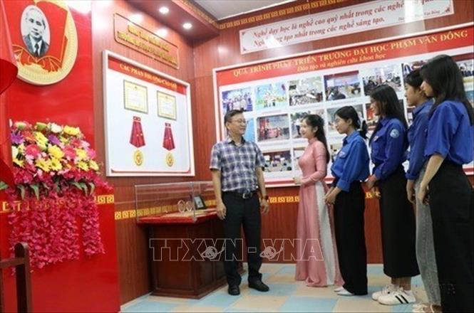 Lãnh đạo, giảng viên, sinh viên Trường Đại học Phạm Văn Đồng tìm hiểu về Thủ tướng Phạm Văn Đồng tại phòng truyền thống nhà tường. Ảnh: Phạm Cường - TTXVN