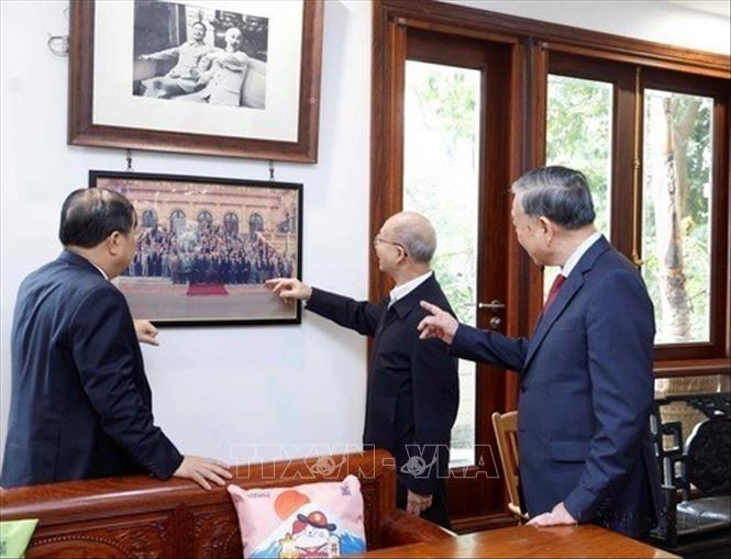 Tổng Bí thư Tô Lâm với thân nhân gia đình Thủ tướng Chính phủ Phạm Văn Đồng tại Hà Nội. Ảnh: Thống Nhất - TTXVN