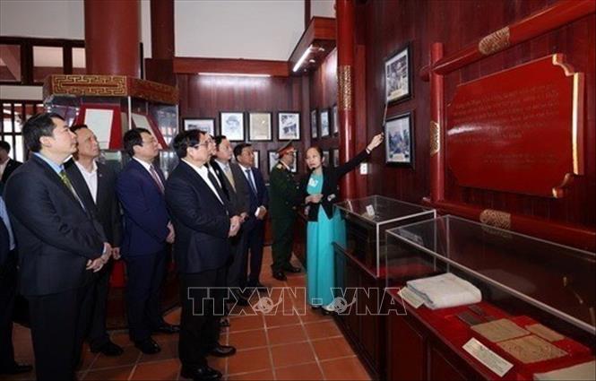 Thủ tướng Phạm Minh Chính thăm không gian trưng bày ảnh và tư liệu, hiện vật về cố Thủ tướng Phạm Văn Đồng tại Khu tưởng niệm cố Thủ tướng Phạm Văn Đồng tại làng Thi Phổ, xã Đức Tân, huyện Mộ Đức, tỉnh Quảng Ngãi, sáng 1/1/2023. Ảnh: Dương Giang - TTXVN