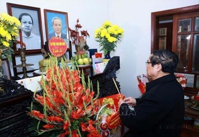 Nhân dịp Tết Nguyên đán Ất Tỵ 2025, chiều 27/1/2025 (28 tháng Chạp năm Giáp Thìn), tại Hà Nội, Thủ tướng Phạm Minh Chính dâng hương tưởng niệm Thủ tướng Phạm Văn Đồng tại nhà riêng ở Hà Nội. Ảnh: Dương Giang - TTXVN