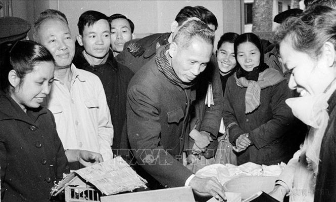 Thủ tướng Phạm Văn Đồng xem trưng bày một số thuốc và dụng cụ y tế tại Hội nghị tổng kết công tác năm 1966 và đề ra phương hướng nhiệm vụ năm 1967 của Ủy ban Bảo vệ bà mẹ và trẻ em (2/1966). Ảnh: Tư liệu TTXVN