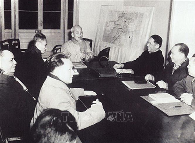 Ban Chấp hành Trung ương Đảng họp bàn phương hướng kế hoạch nhà nước năm 1961 (Đ/c Phạm Văn Đồng ngồi thứ nhất dãy bên trái Bác Hồ). Ảnh: Tư liệu TTXVN