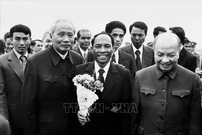 Đồng chí Trường Chinh và đồng chí Phạm Văn Đồng nồng nhiệt đón Chủ tịch Campuchia Hêng-xôm-rin sang dự Đại hội lần thứ 5 Đảng cộng sản VN (1982). Ảnh: Tư liệu TTXVN