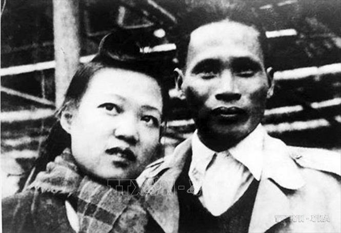 Thủ tướng Phạm Văn Đồng và vợ, bà Phạm Thị Cúc tại Quảng Ngãi (1948). Ảnh: Tư liệu TTXVN