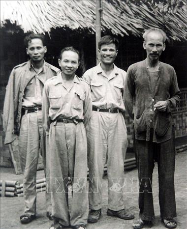 Chủ tịch Hồ Chí Minh, Chủ nhiệm Tổng cục Chính trị Nguyễn Chí Thanh, Tổng Bí thư Trường Chinh, Phó Thủ tướng Phạm Văn Đồng tại Việt Bắc (từ phải sang). Ảnh: Tư liệu TTXVN