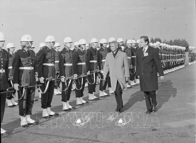 Thủ tướng Phạm Văn Đồng và Thủ tướng Olof  Palme duyệt đội danh dự, trong chuyến thăm hữu nghị chính thức Thụy Điển từ ngày 8-11/4/1974. Ảnh: Văn Bảo - TTXVN