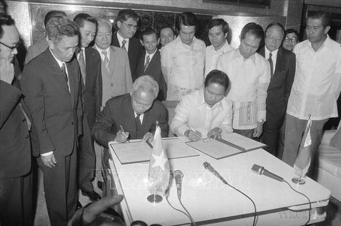 Thủ tướng Phạm Văn Đồng và Tổng thống Philippines Ferdinand Marcos ký tuyên bố chung hai nước trong chuyến thăm chính thức Philippines (1978).  Ảnh: Xuân Lâm -  TTXVN