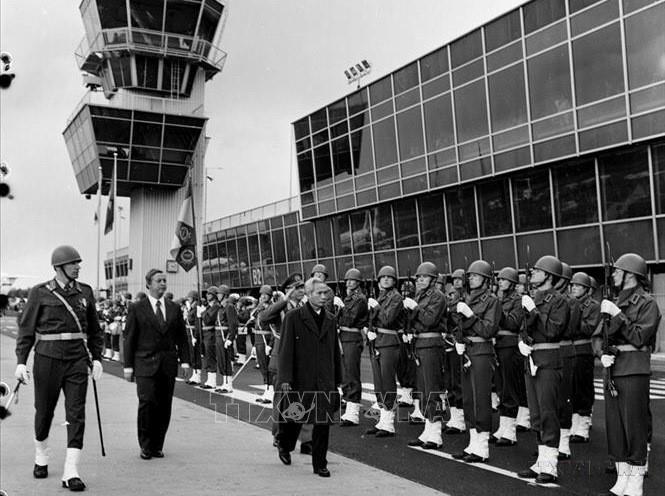 Thủ tướng Phạm Văn Đồng và Thủ tướng Phần Lan Kalevi Sorsa duyệt đội danh dự trong chuyến thăm Phần Lan (1977). Ảnh: TTXVN