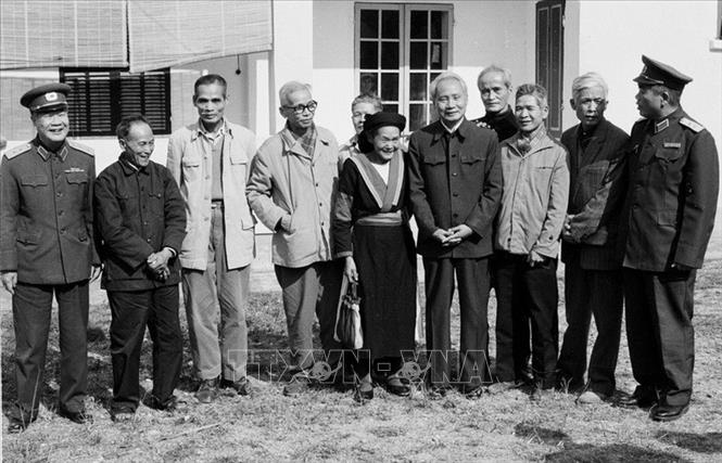 Thủ tướng Phạm Văn Đồng thăm các chiến sĩ cách mạng lão thành và gia đình có công với cách mạng tỉnh Cao Bằng, Tết Nhâm Tuất 1982. Ảnh: Xuân Lâm - TTXVN