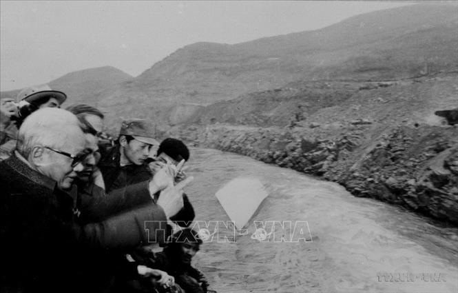 Thủ  tướng Phạm Văn Đồng thả đá tượng trưng mở đầu ngày hội lấp sông Đà để xây dựng Nhà máy thủy điện Hòa Bình, ngày 9/1/1986. Ảnh: Xuân Lâm - TTXVN