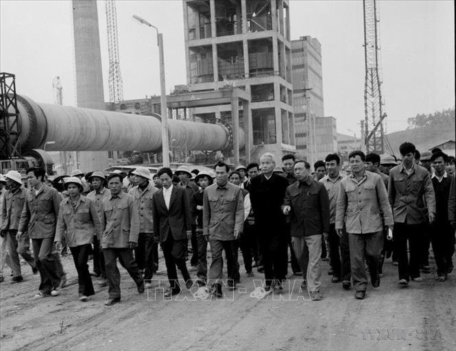 Thủ tướng Phạm Văn Đồng thăm công trường xây dựng Nhà máy xi-măng Hoàng Thạch, tháng 1/1980. Ảnh: Xuân Lâm - TTXVN