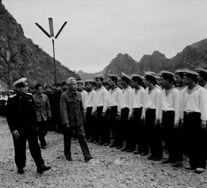 Thủ tướng Phạm Văn Đồng thăm một đơn vị Hải quân Nhân dân Việt Nam, tháng1/1980. Ảnh: Xuân Lâm - TTXVN