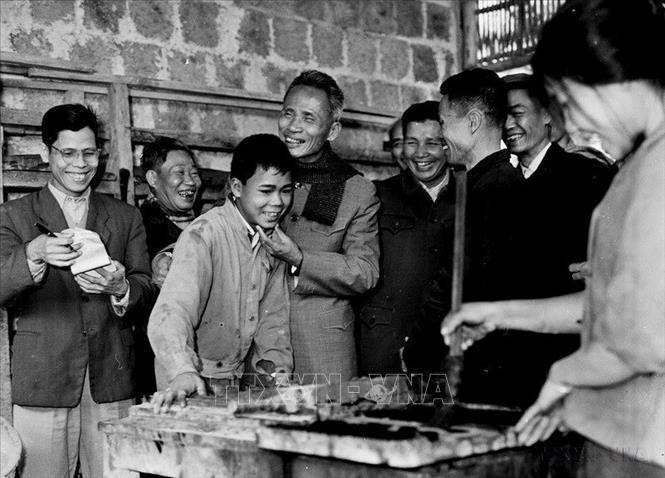 Thủ tướng Phạm Văn Đồng thăm xưởng sản xuất vật liệu xây dựng của sinh viên Đại học Bách khoa Hà Nội, năm 1969. Ảnh: Tư liệu TTXVN