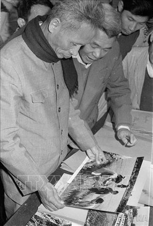 Thủ tướng Phạm Văn Đồng thăm phòng ảnh của Phân xã Nhiếp ảnh (Thông tấn xã Việt Nam). Ảnh: Tư liệu TTXVN