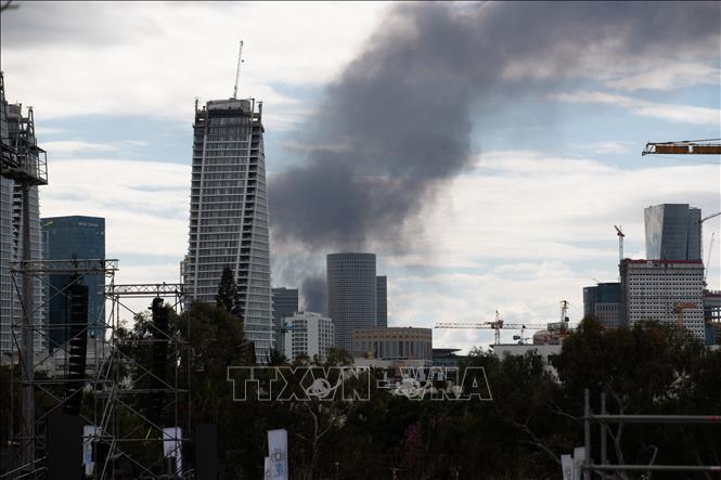 Khói bốc lên tại thành phố Tel Aviv, Israel sau các vụ phóng tên lửa đáp trả của Iran hướng tới lãnh thổ Israel, ngày 28/2/2026. Ảnh: THX/TTXVN