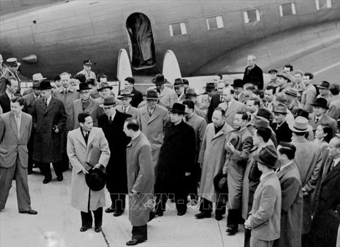 Ngày 4/5/1954, Phái đoàn ngoại giao Việt Nam Dân chủ Cộng hòa, do Phó Thủ tướng Phạm Văn Đồng làm Trưởng đoàn, đến Geneva (Thụy Sĩ) tham dự Hội nghị Geneva về Đông Dương. Ảnh: TTXVN