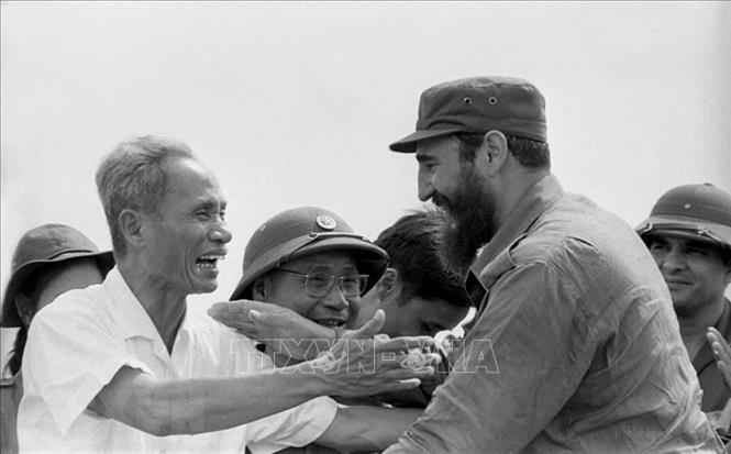 Thủ tướng Cuba Fidel Castro cùng Thủ tướng Phạm Văn Đồng trong cuộc mít-tinh của nhân dân Quảng Trị chào mừng đoàn đại biểu Cuba đến thăm vùng Giải phóng miền Nam Việt Nam, ngày 15/9/1973. Ảnh: Tư liệu TTXVN