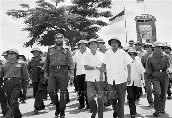 Chủ tịch Cuba Fidel Castro và Thủ tướng Phạm Văn Đồng thăm thị xã Đông Hà, năm 1973. Ảnh: Tư liệu TTXVN