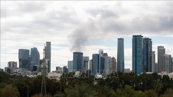 Khói bốc lên tại thành phố Tel Aviv, Israel sau các vụ phóng tên lửa đáp trả của Iran hướng tới lãnh thổ Israel, ngày 28/2/2026. Ảnh: THX/TTXVN