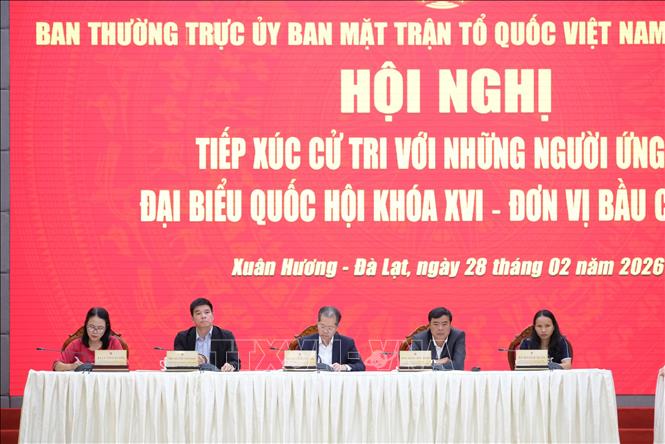 Các ứng cử viên thuộc Đơn vị bầu cử số 1 tỉnh Lâm Đồng tiếp thu ý kiến cử tri tại Hội nghị chiều 28/2. Ảnh: Nguyễn Dũng – TTXVN 
