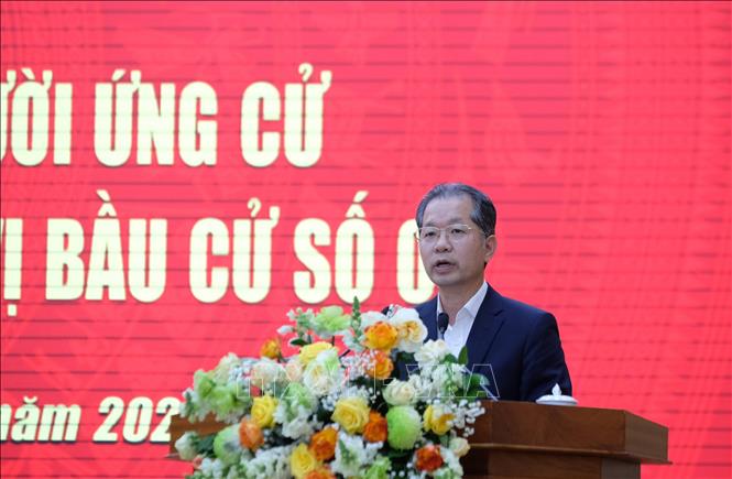 Ông Nguyễn Văn Quảng, Bí thư Trung ương Đảng, Chánh án Tòa án nhân dân tối cao đại diện cho các ứng cử viên phát biểu, trả lời ý kiến của cử tri tại hội nghị. Ảnh: Nguyễn Dũng – TTXVN
